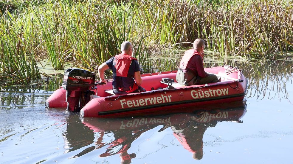 Einsatzkräfte hatten die Gewässer rund um Güstrow abgesucht. Foto: Bernd Wüstneck