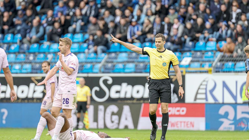 Schiedsrichter Max Burda im Spiel des VfL Osnabrück bei Waldhof Mannheim (1:4): Ihn traf keine sonderlich arge Kritik – wohl aber seine Kollegen an anderen Spieltagen. Foto: IMAGO/HMB-Media