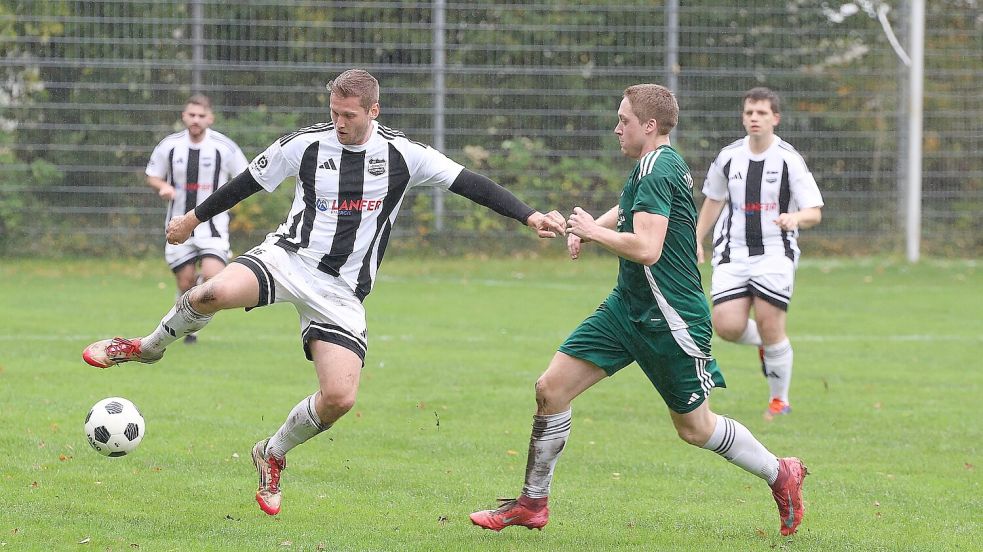 Der Plaggenburger Kevin Janssen (links) wird von einem Borkumer angelaufen. Eintracht setzte sich mit 3:0 gegen die Insulaner durch. Das stimmte Trainer Reiner Gesch vergnügt: „Endlich wieder zu Null.“ Fotos: Wilfried Gronewold