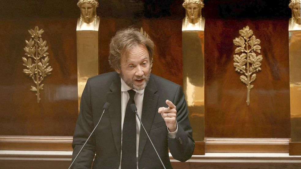 Der Fraktionschef von Frankreichs Sozialisten, Boris Vallaud, stellt sich in der politischen Krise hinter die Regierung. Foto: Thomas Samson/AFP/dpa