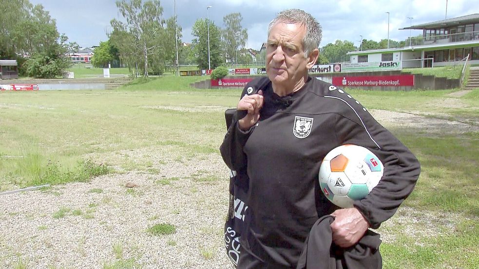 Vom Millionär zum Sozialhilfeempfänger: Torwart-Legende Eike Immel ist nach seiner Fußball-Kariere tief gefallen. Foto: RTLZWEI