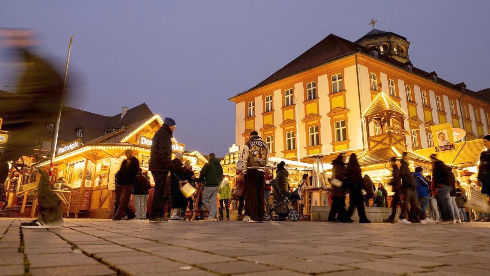 Das Winterdorf in der Bayreuther Fußgängerzone verbreitet schon ab Mitte Oktober weihnachtliche Stimmung. (Archivbild) Foto: Pia Bayer/dpa