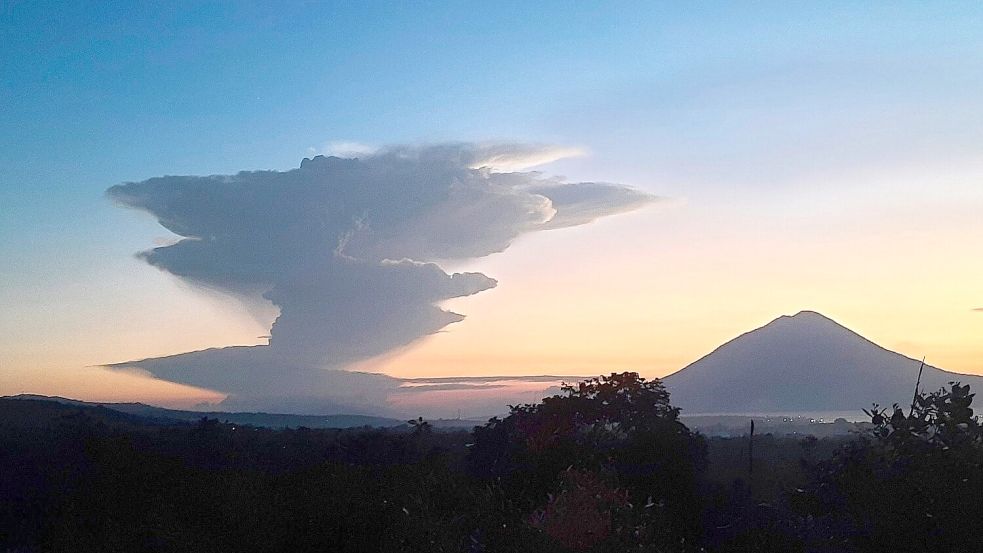 Immer wieder kommt es an dem Feuerberg zu Eruptionen, die Einwohner und auch Touristen in Schrecken versetzen. (Archivbild) Foto: Andre Kriting/AP/dpa