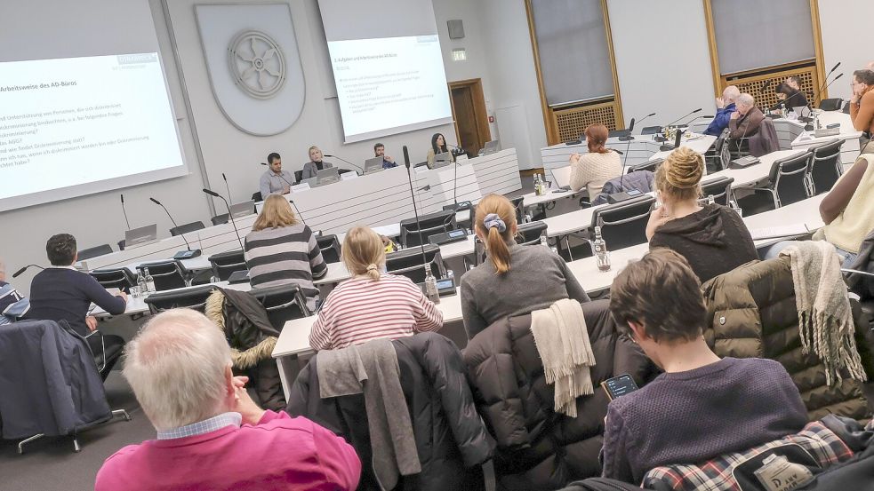 Wenn der Osnabrücker Migrationsbeirat im Ratssitzungssaal tagt (so wie hier im Februar 2025), sind Menschen mit Wurzeln im Ausland deutlich zahlreicher vertreten als in den Sitzungen des Stadtrats. Dort sind sie unterrepräsentiert. Foto: Thomas Osterfeld