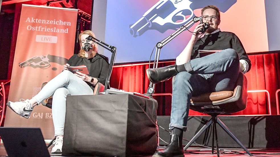 Ute Nobel und Daniel Noglik nehmen wieder auf der Bühne des Leeraner Zollhauses Platz – und erstmals auch in Aurich. Foto: Klaus Ortgies/Archiv