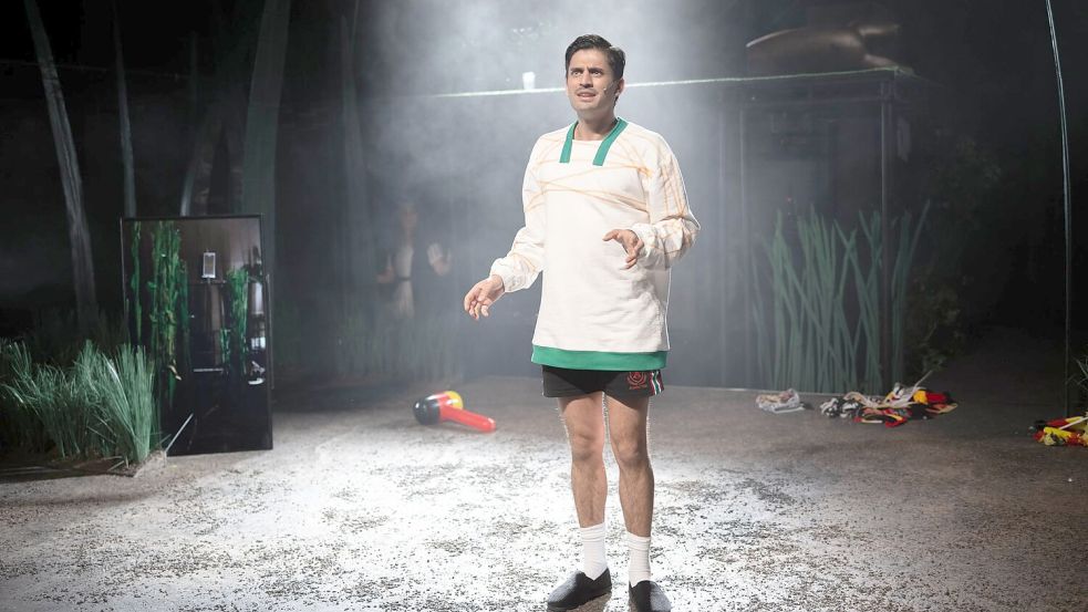 Mesut Özil als Bühnenfigur: Die Geschichte des Fußball-Weltmeisters wird in Bremen als Theaterstück aufgeführt. Foto: Sina Schuldt