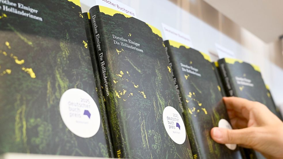 Es dürfte eines der aktuell gefragtesten Bücher sein, doch wer den Roman kaufen will, sucht mitunter vergeblich nach „Die Holländerinnen“. Foto: Arne Dedert