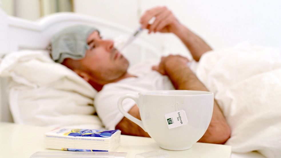 Patienten, die nur zum Arzt gehen, um sich ein ärztliches Attest zu holen, belasten die Arztpraxen. Die Idee, um das zu ändern: Eine Krankschreibung braucht er erst nach Tag vier oder fünf. Foto: dpa/Andreas Gebert