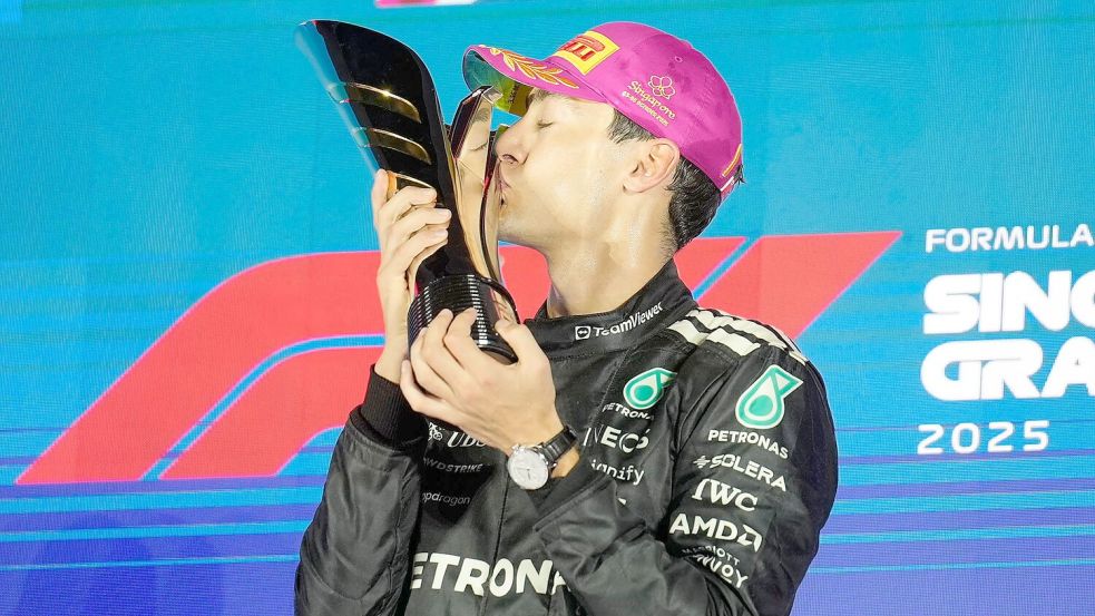 Mit dem Sieg in Singapur betrieb Russell auch noch mal Werbung in eigener Sache. (Archivbild) Foto: Vincent Thian/AP/dpa