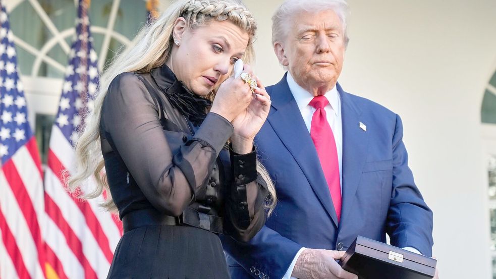 Erika Kirk nimmt die von Präsident Donald Trump posthum verliehene US-Freiheitsmedaille anstelle ihres getöteten Mannes Charlie Kirk entgegen. Foto: Mark Schiefelbein/AP/dpa