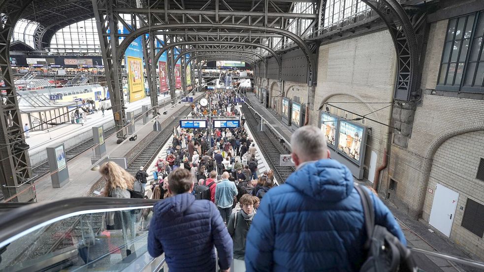 Im Fernverkehr kommt es zu Einschränkungen. Foto: Marcus Brandt/dpa