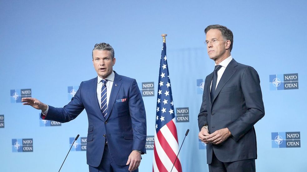 Will, dass die Europäer US-Waffenlieferungen für die Ukraine bezahlen: US-Verteidigungsminister Pete Hegseth (l), hier mit Nato-Generalsekretär Mark Rutte. Foto: Virginia Mayo/AP/dpa