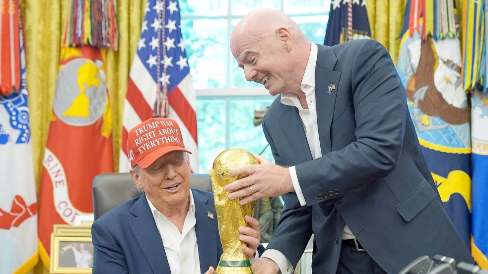 US-Präsident Donald Trump hat einen engen Draht zu FIFA-Chef Infantino. (Archivbild) Foto: Jacquelyn Martin/AP/dpa
