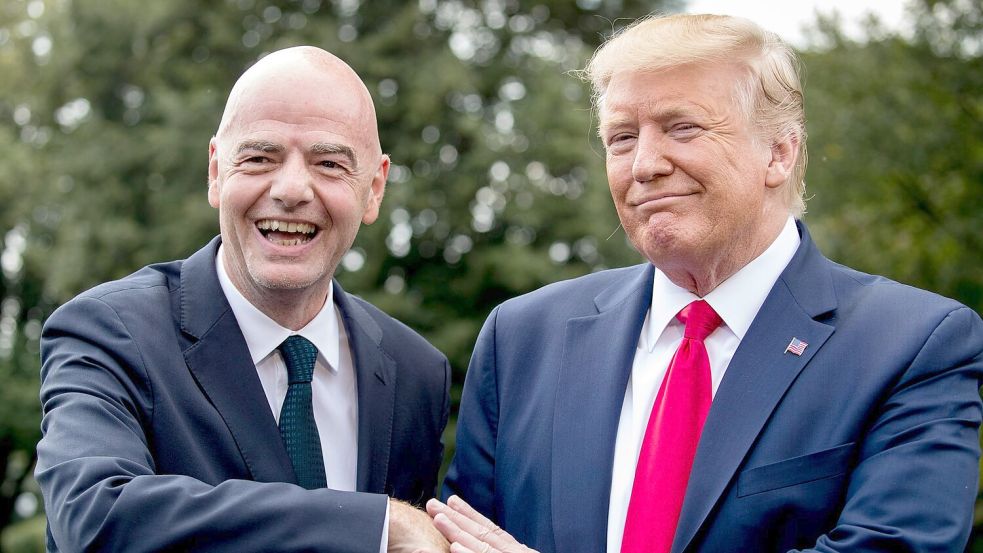 Selbst bei Trumps jüngstem Nahost-Gipfel in Ägypten war Infantino dabei. (Archivbild) Foto: Andrew Harnik/AP/dpa