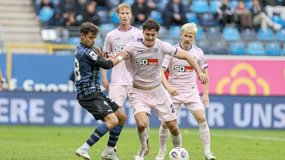 Weg da: Theo Janotta (Mitte) behauptet für den VfL Osnabrück im Spiel beim SV Waldhof Mannheim den Ball. Foto: imago/HMB-Media