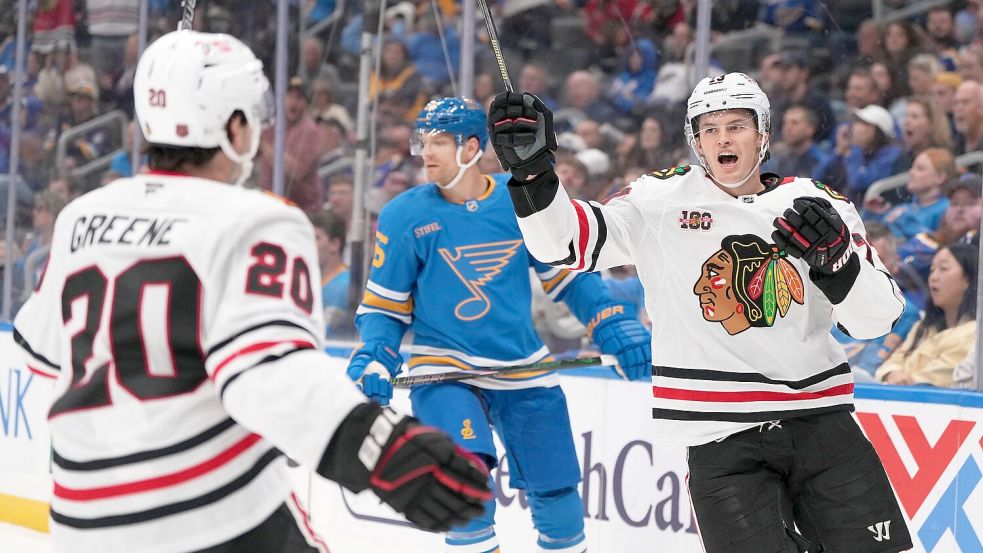 Lukas Reichel (r) erzielte erstmals zwei Tore in einem NHL-Spiel. Foto: Jeff Roberson/AP/dpa