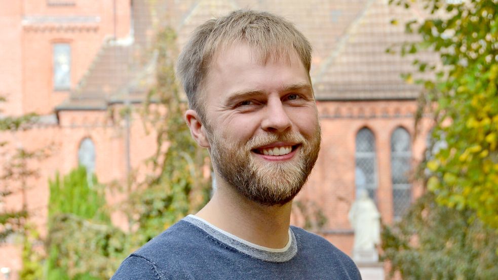 Malte Broers vor seiner neuen Wirkungsstätte, der Kirche Zum Guten Hirten in Münkeboe. Insgesamt betreut der 29-Jährige als Pastor nun rund 2600 Gemeindemitglieder in Münkeboe und Moorhusen.Foto: Aiko Recke