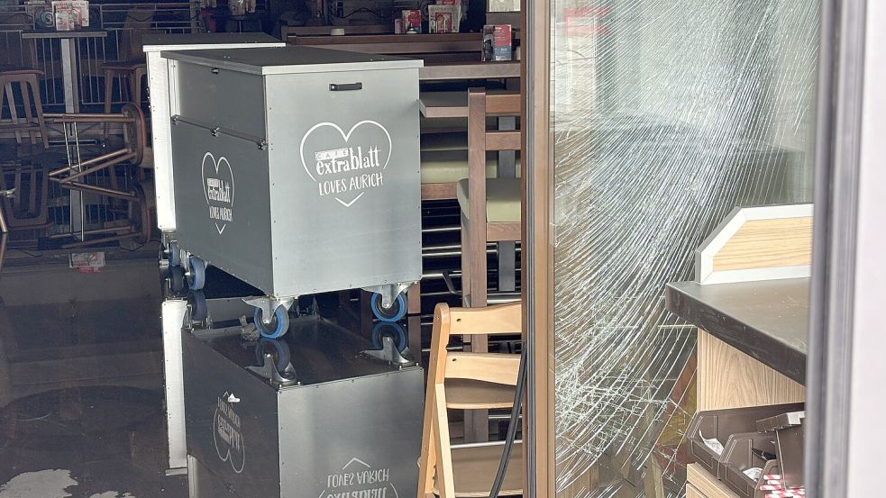 Im Gastraum des Café Extrablatt waren am Morgen Rußablagerungen und Löschwasserpfützen zu erkennen. Das Café war damals erst wenige Wochen geöffnet. Foto: Karin Böhmer