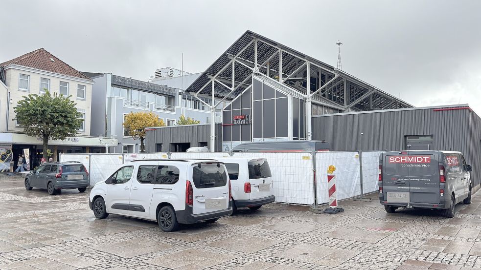 Auch die Rückseite der Markthalle ist zur Baustelle geworden. Fachleute kümmern sich um das verrußte Innere. Foto: Karin Böhmer