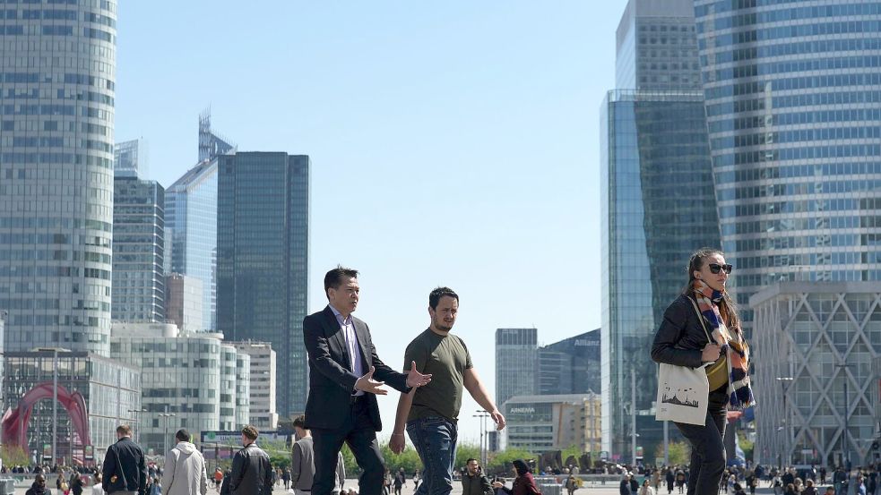 Frankreichs Wirtschaft kann aufatmen, nachdem die Regierung zwei Misstrauensvoten überstanden hat. (Archivbild) Foto: Thibault Camus/AP/dpa