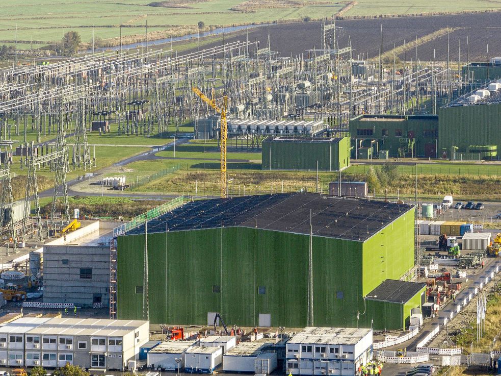 Tennet hat schon drei große Konverterstationen für Offshore-Strom im Borssumer Hammrich errichtet. Foto: Tennet/Archiv