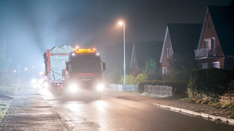 Ein Schwertransport von Amprion führt durch Borssum: Anfang Oktober wurde ein Trafo zur neuen Konverterstation im Hammrich gebracht. Foto: Amprion GmbH/Frank Peterschroeder