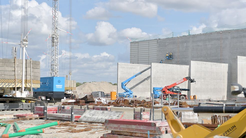 Im Hammrich zwischen den Emder Stadtteilen Borssum und Petkum wird weiterhin viel für die Energiewende gebaut – unter anderem eine Konverterstation von Amprion. Foto: Klaus Ortgies/Archiv