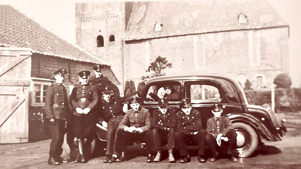 Ein Foto aus dem Jahr 1952, als die Einsatzkräfte der Feuerwehr Osteel noch mit einem Pkw der Marke Wanderer unterwegs waren. Im Hintergrund die Warnfriedkirche. Foto: privat
