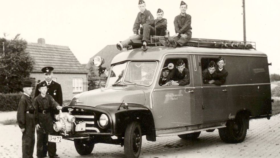 1969 wurde in Osteel die erste Brookmerlander Jugendfeuerwehr gegründet. Das Bild zeigt einige Mitglieder vor dem Einsatzfahrzeug Opel-Blitz. Foto: privat