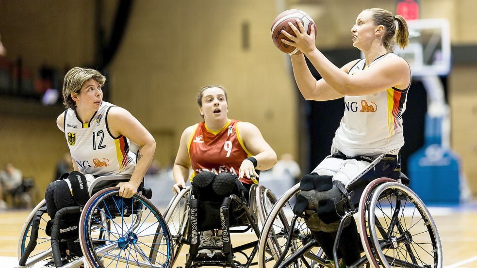 Da half auch der Sieg gegen Spanien nicht. Lena Knippelmeyer (am Ball) und das deutsche Nationalteam spielen bei der EM maximal noch um Bronze. Foto: Steffi Wunderl