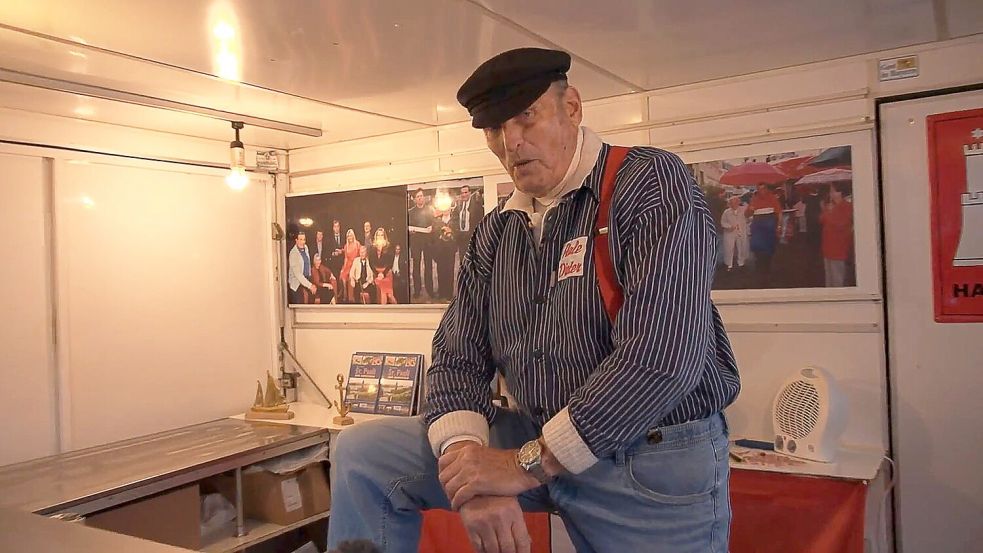 Aale-Dieter, der mit bürgerlichen Namen Dieter Bruhn heißt, steht in seinem Verkaufswagen (Archivbild). Foto: -/dpa