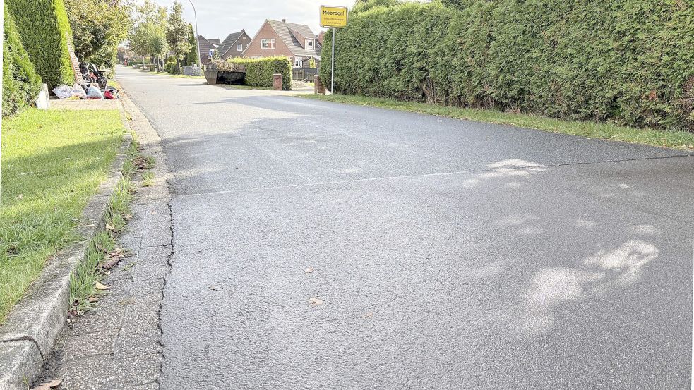Der Ritzweg in Moordorf an der Einmündung zur Bundesstraße. Hier soll künftig ein Rad- und Fußweg entstehen. Foto: Aiko Recke