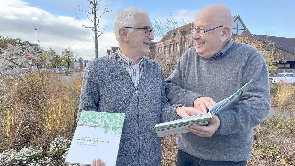 Arnold Saathoff (links) und Dietrich Burggraf suchten und fanden das Glück in Ostfriesland. Für alle haben sie die Erkenntnisse zusammengefasst in dem Buch „Das besünner Glück in Ostfreesland“. Foto: Christin Wetzel