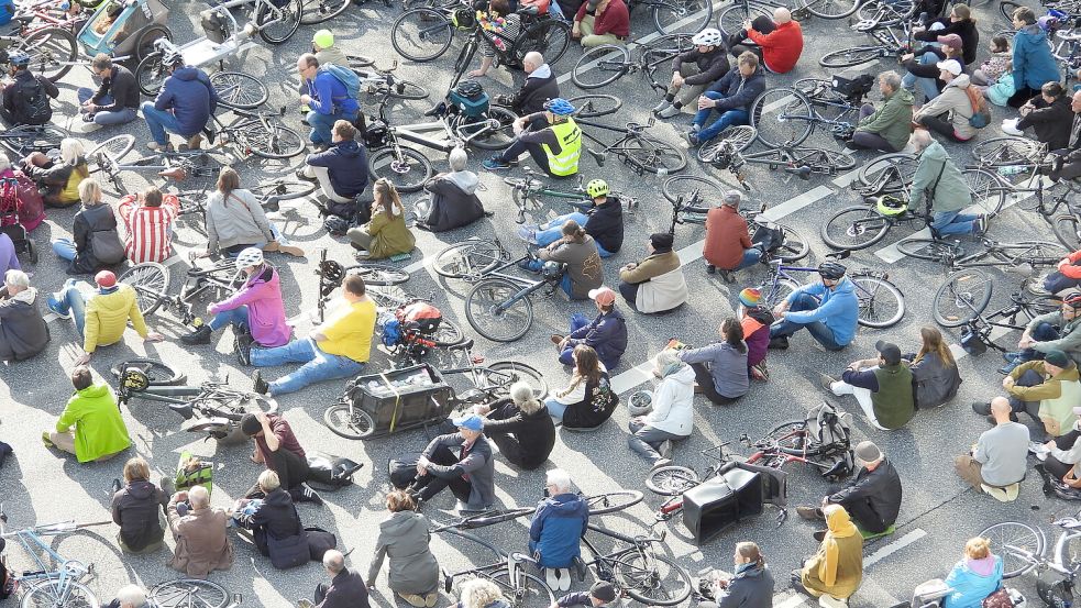 Schauspielerin Wanda Perdelwitz wurde beim Radfahren durch eine plötzlich geöffnete Auto-Tür getötet. In Hamburg trafen sich etwa 350 Personen zu einer Mahnwache. Foto: CityNewsTv