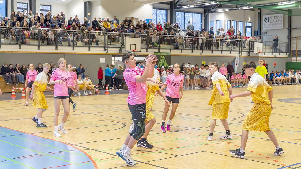Handballspiele vor großer Zuschauerkulisse: Dafür ist das Brookmerland-Turnier in Marienhafe bekannt. Foto: Folkert Bents