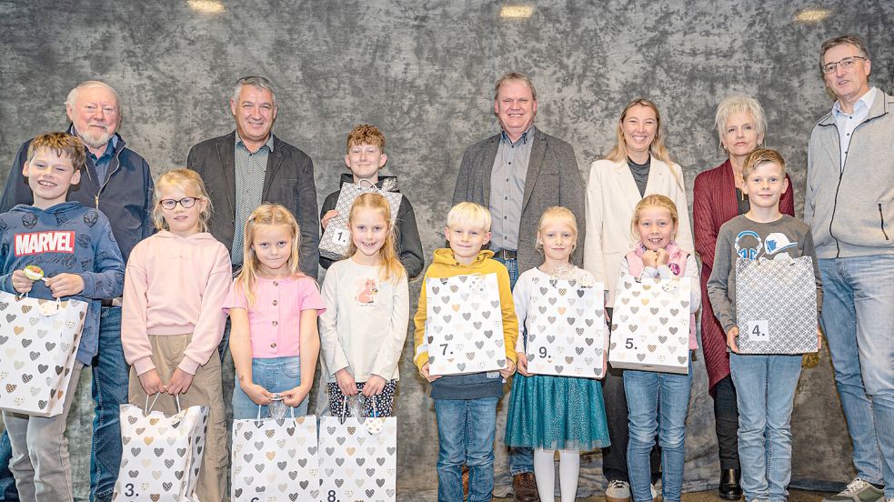 Bei der Preisverleihung im Südbrookmerlander Rathaus (hinten von links): Gerd Rinderhagen, Berthold Lübben, Wilke Delewski, Thomas Erdwiens, Jessica Remmers, Marion Grüger-Janssen, Joachim Betten sowie (vorne von links) Keno Müller, Edda Jobus, Lea Westerbur, Lara Detmers, Rieko Janssen, Mila Andres, Liah Caßens, Lars Fleßner. Es fehlt Marc Wilts.Foto: Folkert Bents
