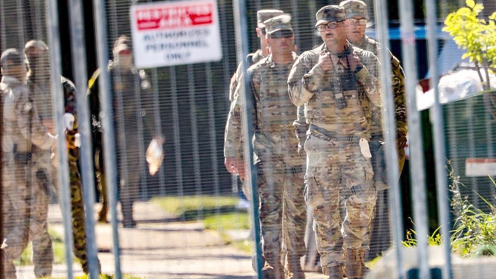 Bevor ein Gericht Trumps Pläne durchkreuzte, waren Nationalgardisten bereits an einer Einrichtung der Einwanderungsbehörde ICE in einem Vorort Chicagos zu sehen. (Archivbild) Foto: Stacey Wescott