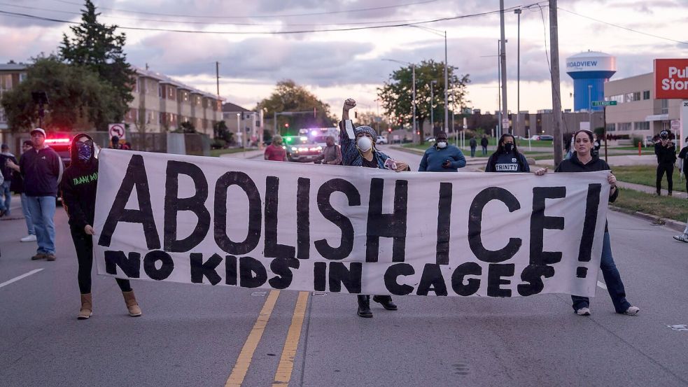 In dem Vorort von Chicago wird seit Wochen gegen das Vorgehen der Einwanderungsbehörde ICE protestiert. (Archivbild) Foto: Adam Gray/AP/dpa