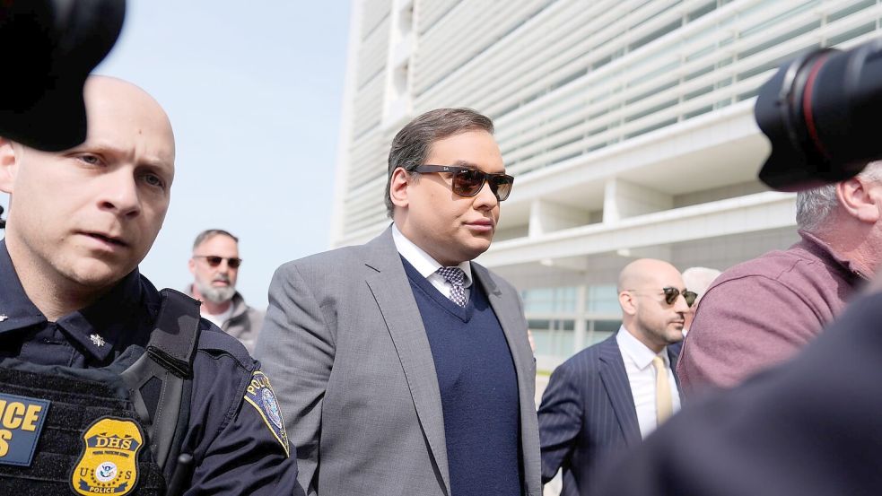 George Santos wurde ursprünglich zu 87 Monaten Gefängnis verurteilt. (Archivbild) Foto: Julia Demaree Nikhinson/AP/dpa