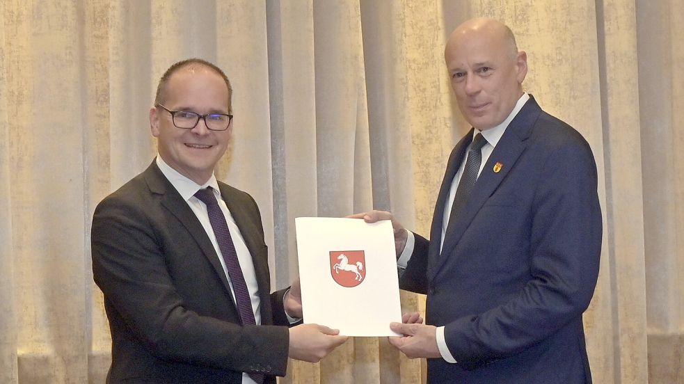 Persönlich und mit einem dicken Förderbescheid war der Niedersächsische Wirtschaftsminister Grant Hendrik Tonne (links) nach Großefehn gekommen, um Bürgermeister Erwin Adams bei der Erschließung neuer Gewerbeflächen zu unterstützen. Foto: Gemeinde Großefehn