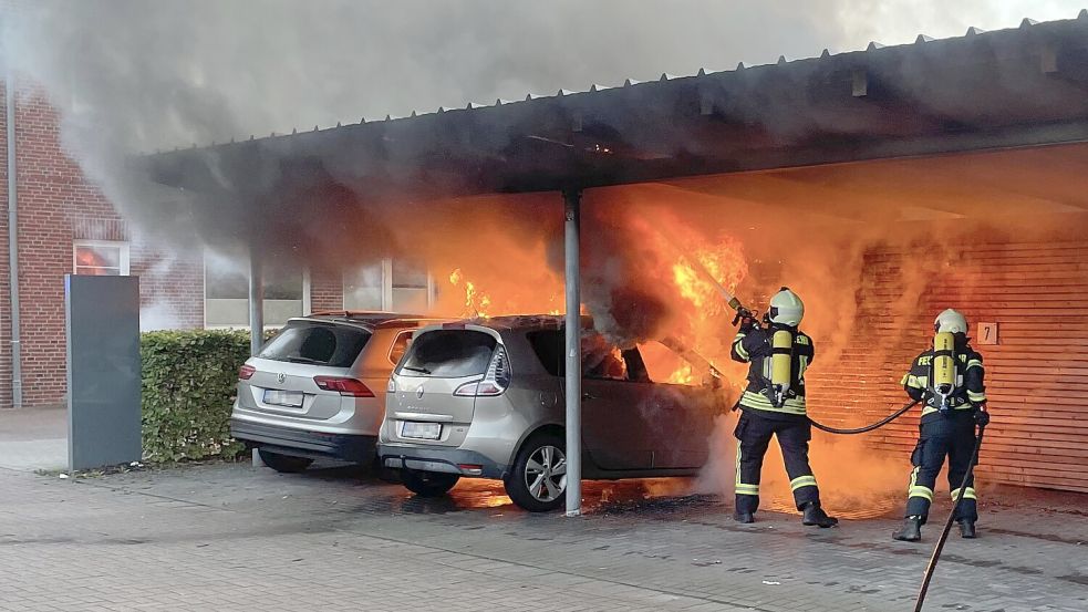 Zwei Autos sind am Samstagmorgen in Brand geraten. Die Feuerwehr war im Einsatz. Foto: Feuerwehr Aurich