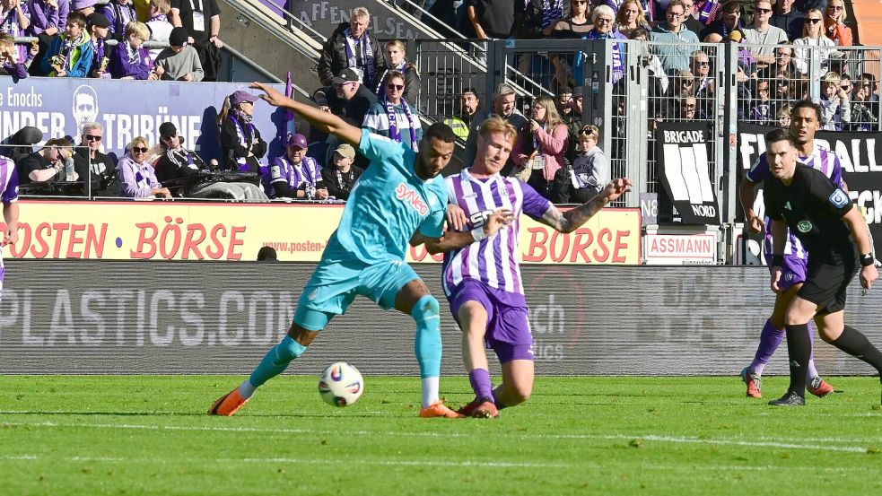 Immer einen Schritt zu spät wie hier VfL-Mittelfeldmann Bjarke Jacobsen waren am Samstag fast alle in Lila-Weiß gegen die TSG Hoffenheim II. Foto: Helmut Kemme