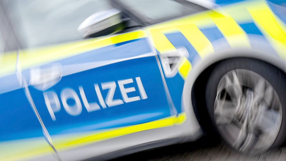 Die Polizei musste Samstagnacht pöbelnde Jugendliche aus Grolland entfernen. Foto: Hendrik Schmidt / dpa
