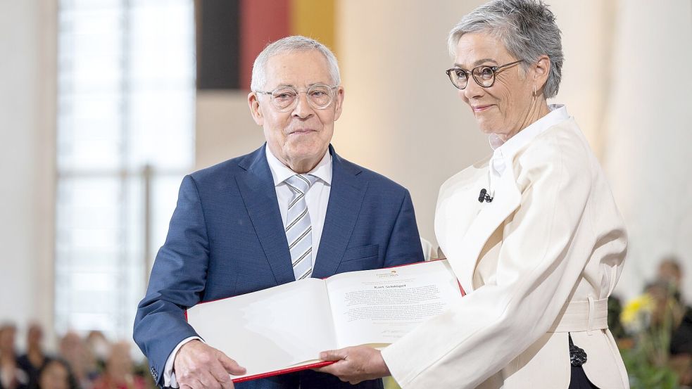 Karin Schmidt-Friderichs, Vorsteherin des Börsenvereins des Deutschen Buchhandels, übergibt Karl Schlögel den Friedenspreis des Deutschen Buchhandels. Foto: Hannes P Albert