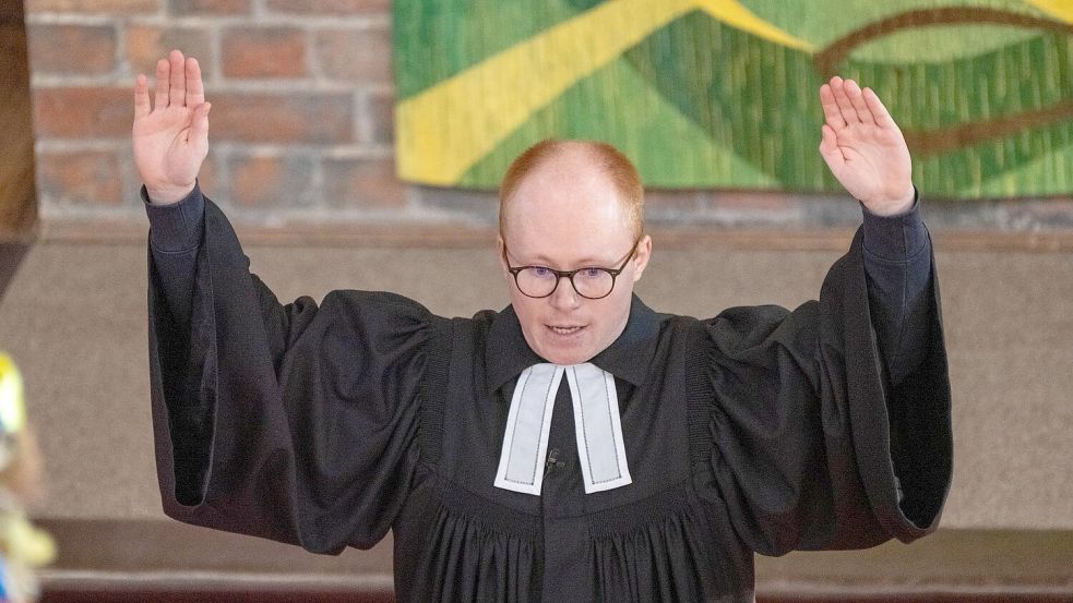 Vikar Tim Trabe leitete den Familiengottesdienst, mit dem am Sonntag des toten Fabian aus Güstrow gedacht wurde. Foto: Stefan Sauer