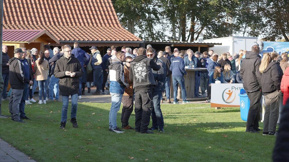 Rund 700 Zuschauer verzeichnete das Derby. In der Pause herrschte großer Andrang am Getränke und Grillstand.