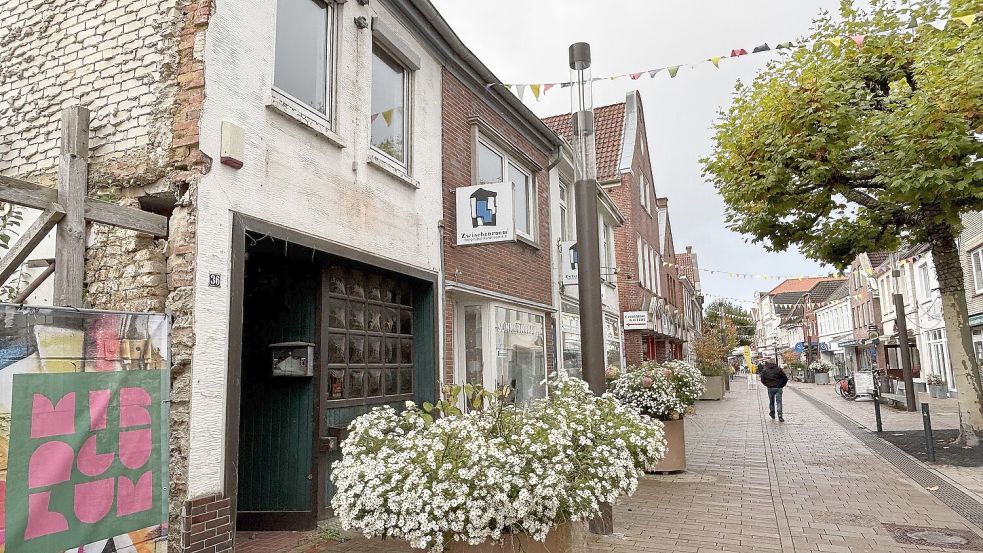 2021 wurde das Haus neben Jameson‘s Pub bereits abgerissen, die Mauer abgestützt. Nun will die Stadt auch die Gebäude des früheren Pub und der benachbarten früheren Textilreinigung abreißen. Foto: Karin Böhmer