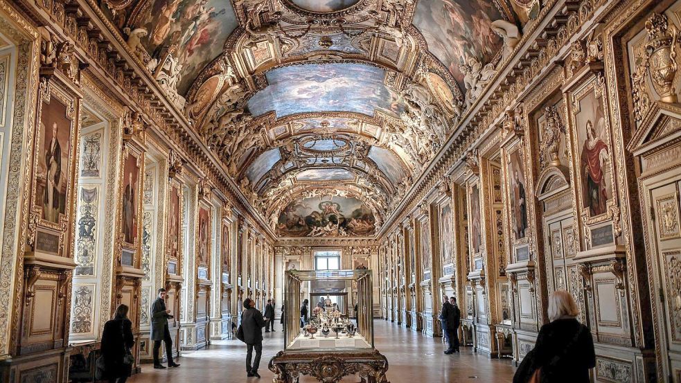 In der prachtvollen Galerie d’Apollon im Louvre wird kostbarer Schmuck ausgestellt. (Archivbild) Foto: Stephane De Sakutin/AFP/dpa