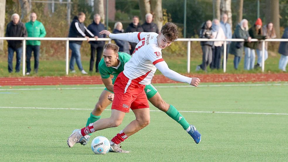 SVW-Verteidiger Kilian Ahlers muss Großefehns Stürmer Klaas Bikker (vorne) ziehen lassen. Bikker erzielte den Ausgleichstreffer zum 1:1. Zugleich sein 12. Saisontor. Fotos: Wilfried Gronewold