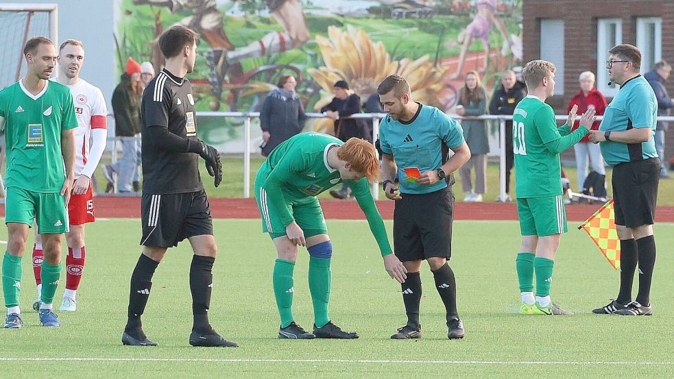 Aufregung in der Nachspielzeit: Schiedsrichter Keno Schulz zeigte dem Wallinghausener Jann Kramer Gelb/Rot.